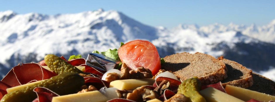 Dégustation de produits régionaux dans les Alpes