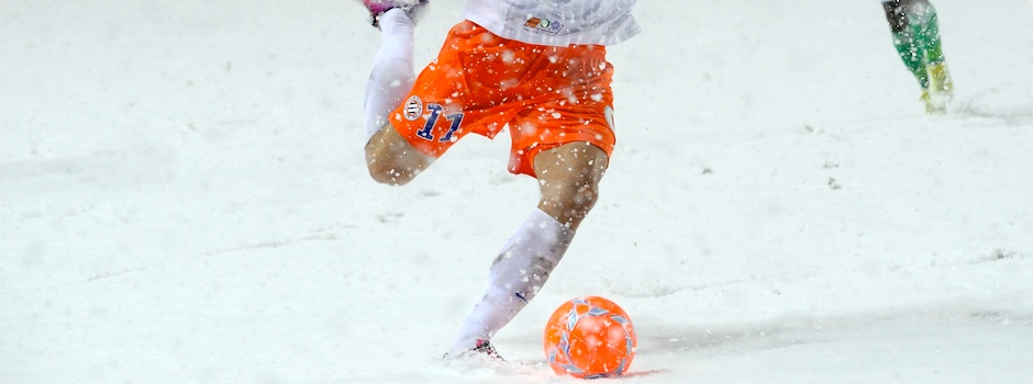 Match de foot sur terrain enneigé dans les Alpes