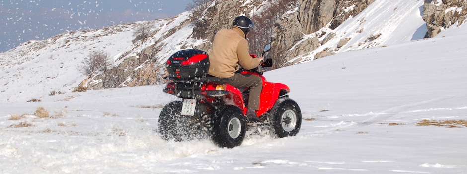 Activité quad sur la neige dans les Alpes
